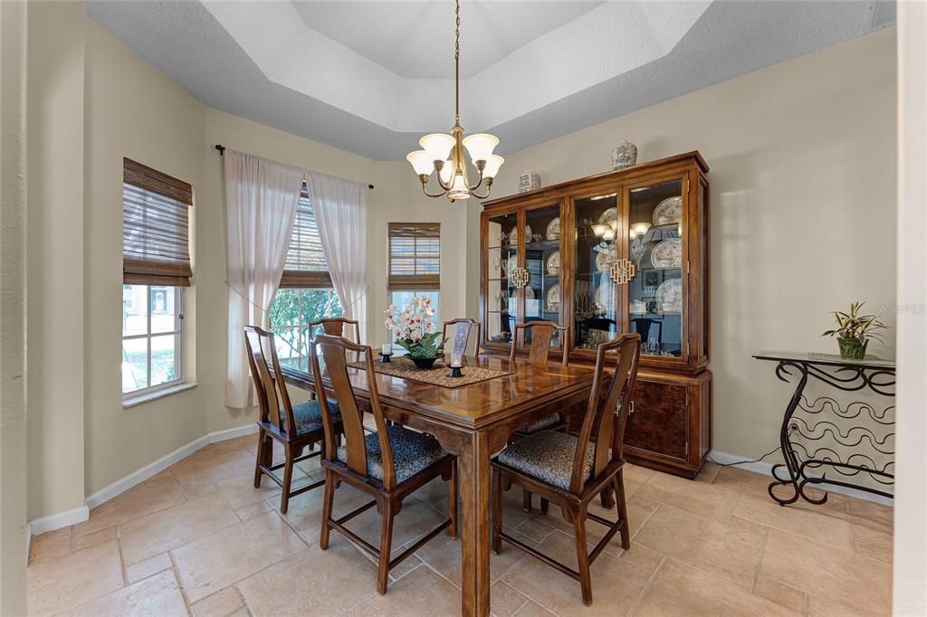 Activo con contrato: $555,000 (4 camas, 3 baños, 2361 Pies cuadrados)