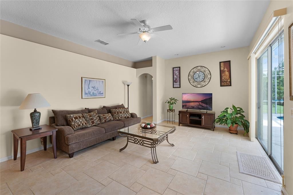 Activo con contrato: $555,000 (4 camas, 3 baños, 2361 Pies cuadrados)