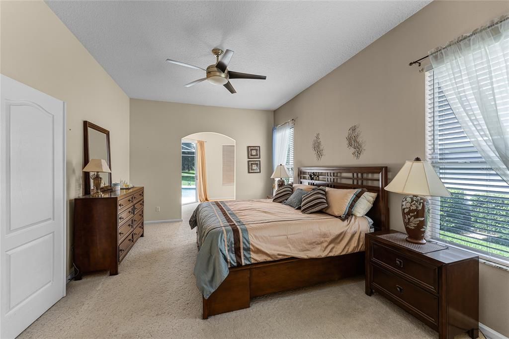 Activo con contrato: $555,000 (4 camas, 3 baños, 2361 Pies cuadrados)