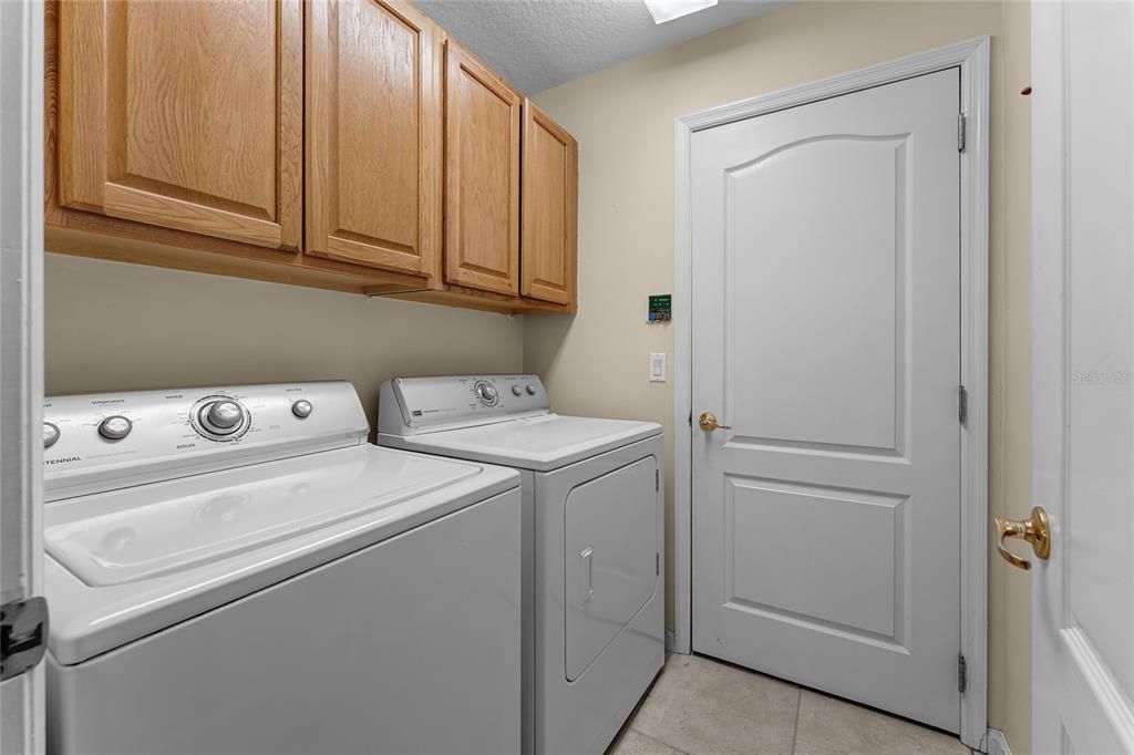 Activo con contrato: $555,000 (4 camas, 3 baños, 2361 Pies cuadrados)