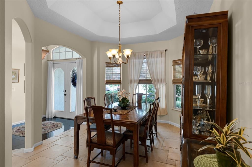 Activo con contrato: $555,000 (4 camas, 3 baños, 2361 Pies cuadrados)