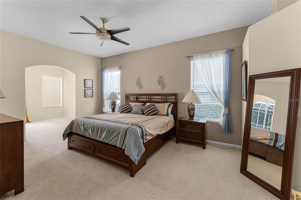 Activo con contrato: $555,000 (4 camas, 3 baños, 2361 Pies cuadrados)