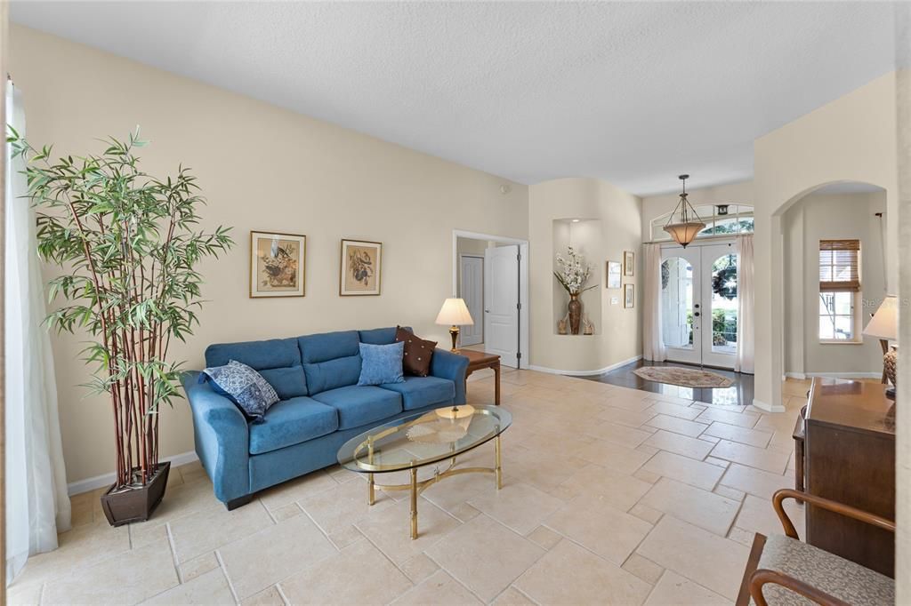 Activo con contrato: $555,000 (4 camas, 3 baños, 2361 Pies cuadrados)