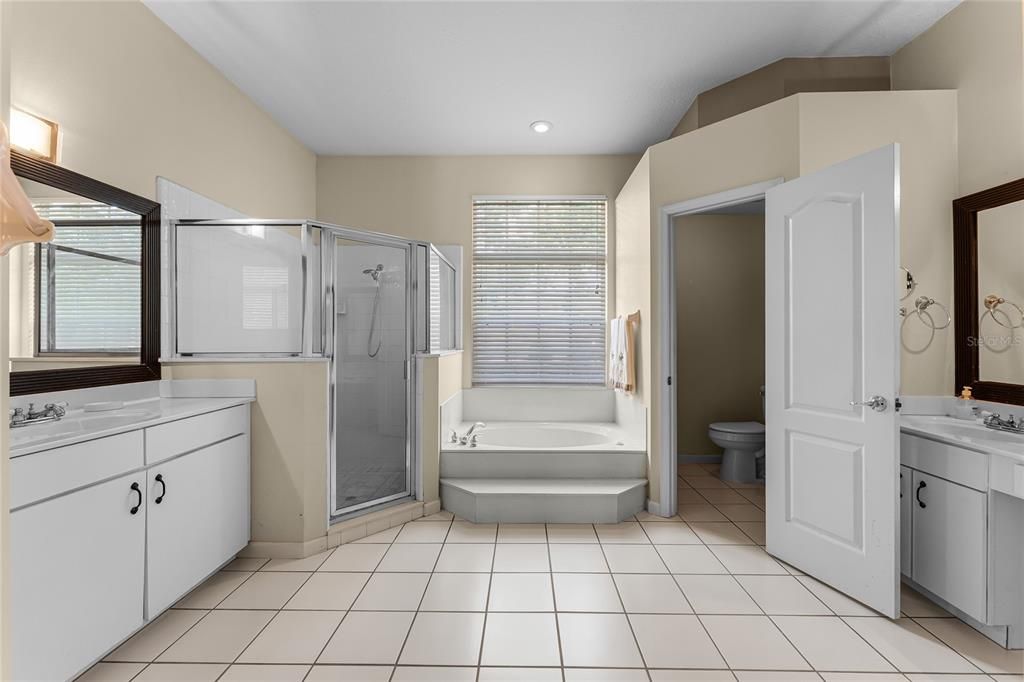 Activo con contrato: $555,000 (4 camas, 3 baños, 2361 Pies cuadrados)