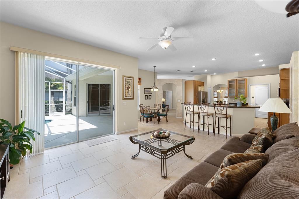 Activo con contrato: $555,000 (4 camas, 3 baños, 2361 Pies cuadrados)