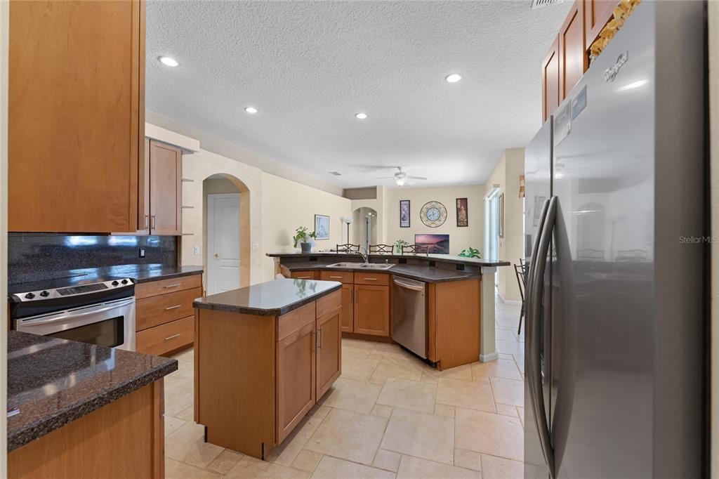 Activo con contrato: $555,000 (4 camas, 3 baños, 2361 Pies cuadrados)