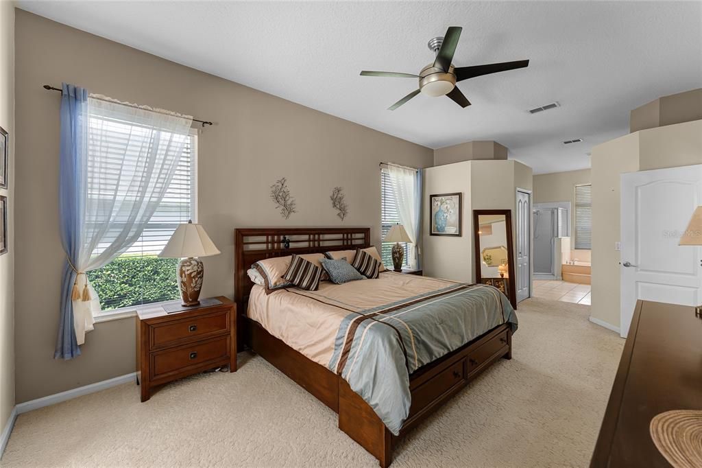 Activo con contrato: $555,000 (4 camas, 3 baños, 2361 Pies cuadrados)