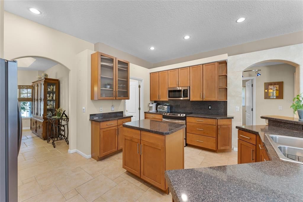 Activo con contrato: $555,000 (4 camas, 3 baños, 2361 Pies cuadrados)