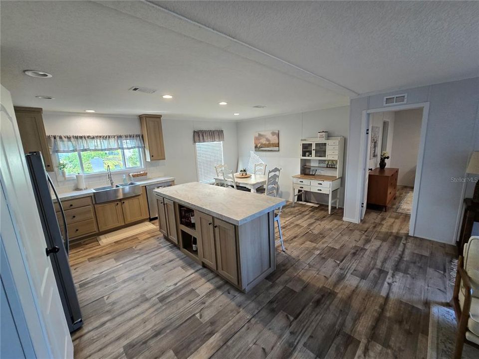 Active With Contract: $242,500 (3 beds, 2 baths, 1264 Square Feet)