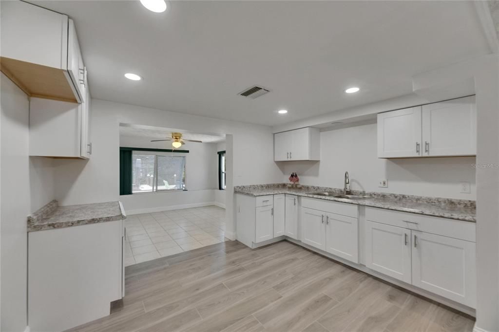 Active With Contract: $355,000 (3 beds, 1 baths, 1121 Square Feet)