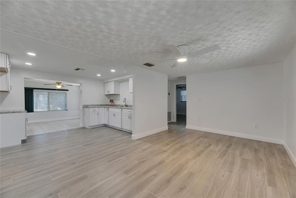 Active With Contract: $355,000 (3 beds, 1 baths, 1121 Square Feet)