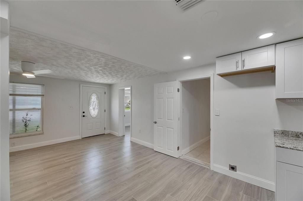 Active With Contract: $355,000 (3 beds, 1 baths, 1121 Square Feet)