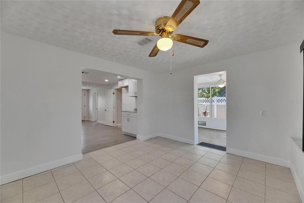 Active With Contract: $355,000 (3 beds, 1 baths, 1121 Square Feet)