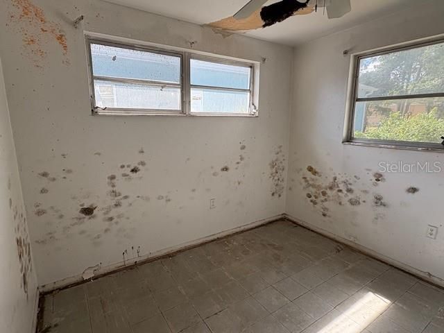 Active With Contract: $126,500 (3 beds, 1 baths, 979 Square Feet)