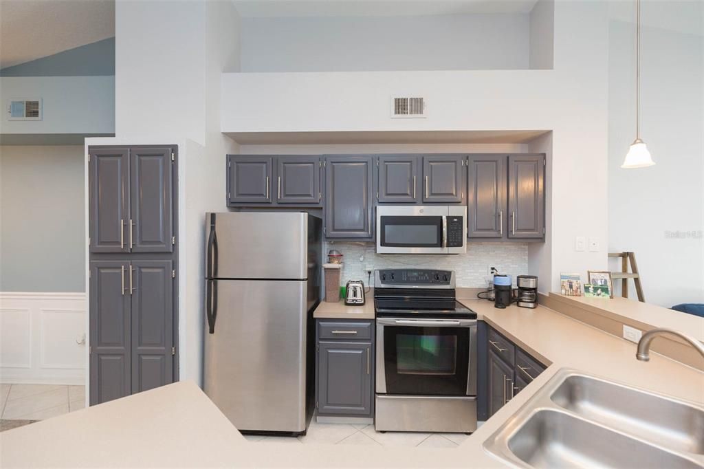 Active With Contract: $3,375 (2 beds, 2 baths, 1068 Square Feet)