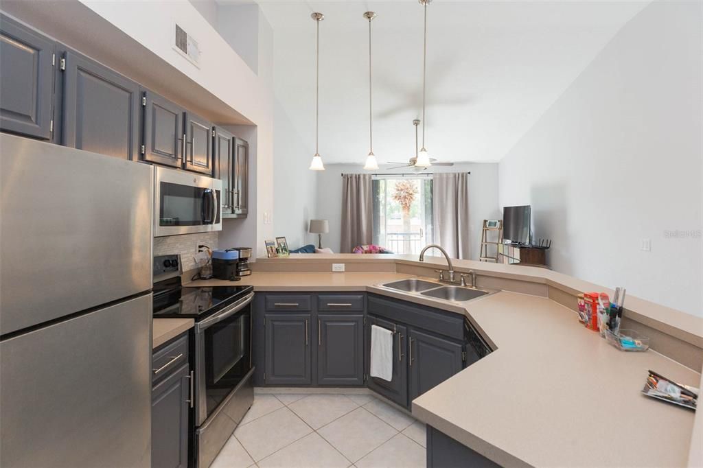 Active With Contract: $3,375 (2 beds, 2 baths, 1068 Square Feet)