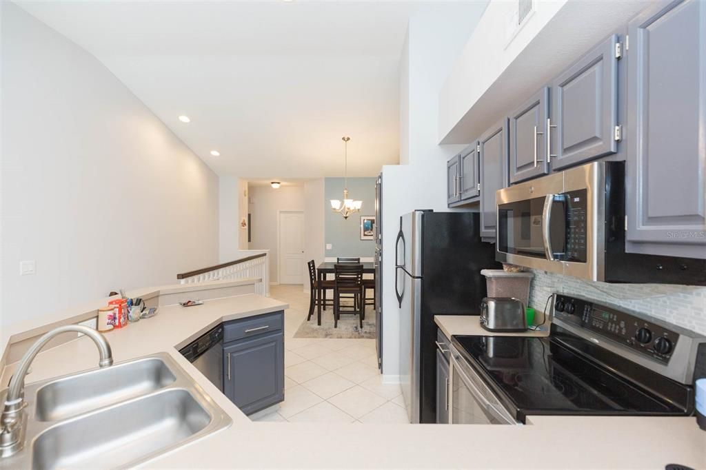 Active With Contract: $3,375 (2 beds, 2 baths, 1068 Square Feet)