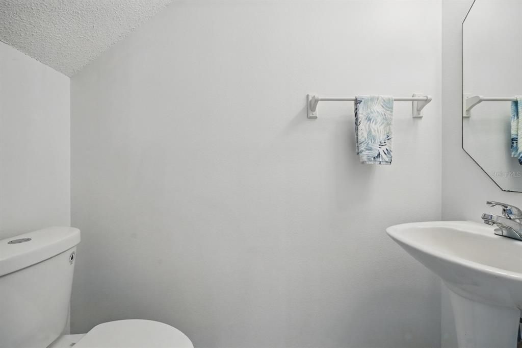 For Sale: $209,900 (2 beds, 2 baths, 1379 Square Feet)