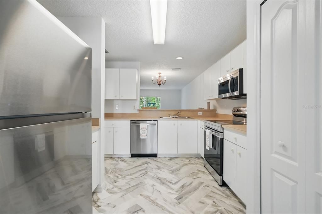 For Sale: $209,900 (2 beds, 2 baths, 1379 Square Feet)