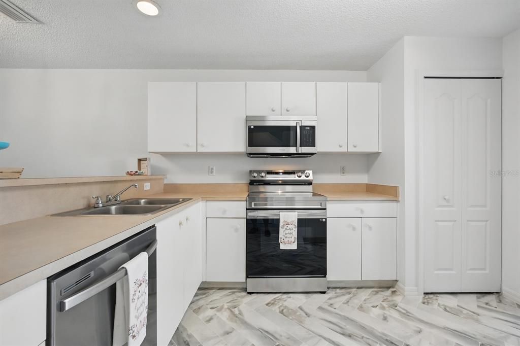 For Sale: $209,900 (2 beds, 2 baths, 1379 Square Feet)