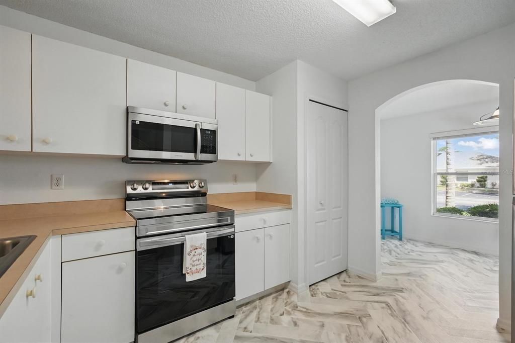 For Sale: $209,900 (2 beds, 2 baths, 1379 Square Feet)