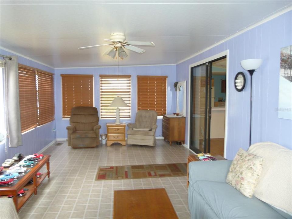 For Sale: $132,500 (2 beds, 2 baths, 1138 Square Feet)