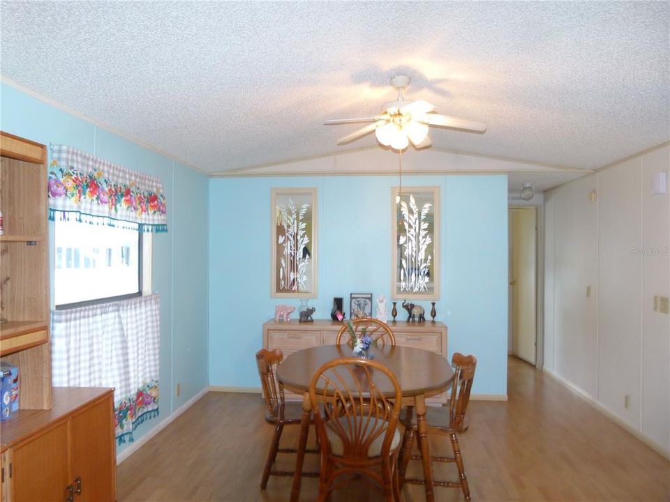 For Sale: $132,500 (2 beds, 2 baths, 1138 Square Feet)
