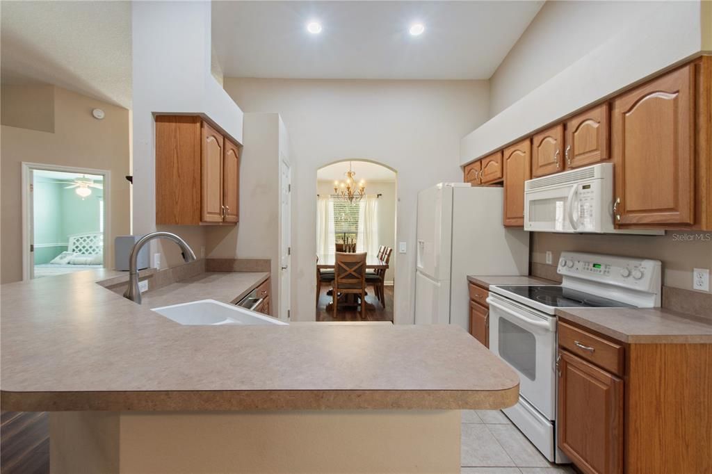 Activo con contrato: $345,000 (4 camas, 2 baños, 1809 Pies cuadrados)