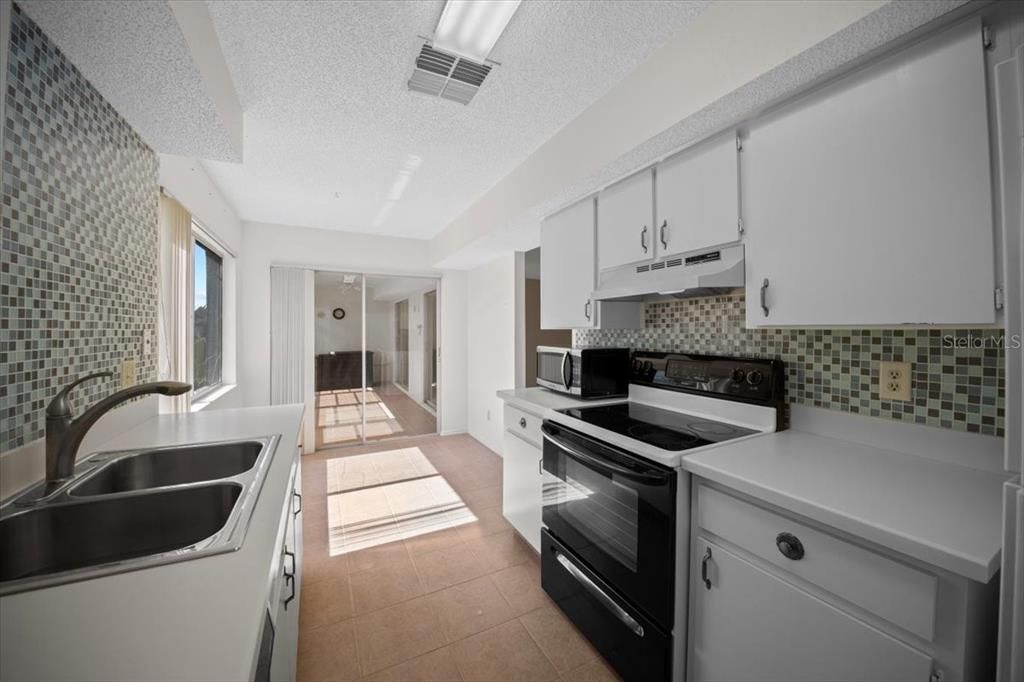 Active With Contract: $139,000 (2 beds, 2 baths, 1070 Square Feet)