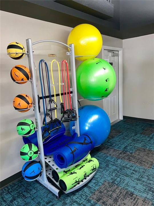 For Sale: $100,000 (1 beds, 1 baths, 779 Square Feet)