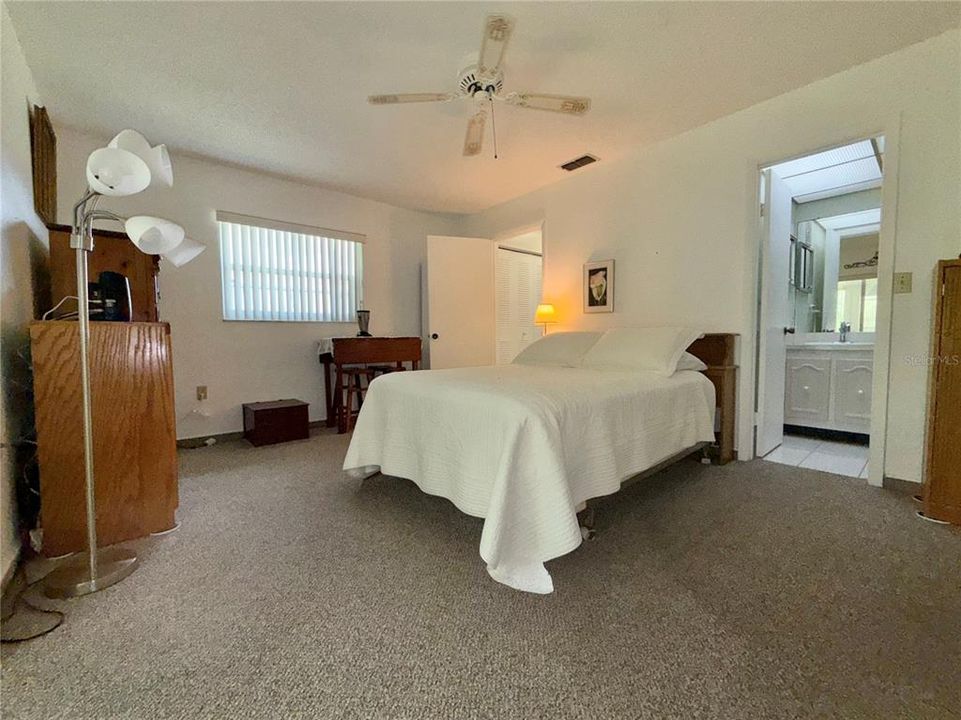 For Sale: $100,000 (1 beds, 1 baths, 779 Square Feet)