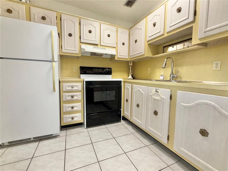For Sale: $100,000 (1 beds, 1 baths, 779 Square Feet)