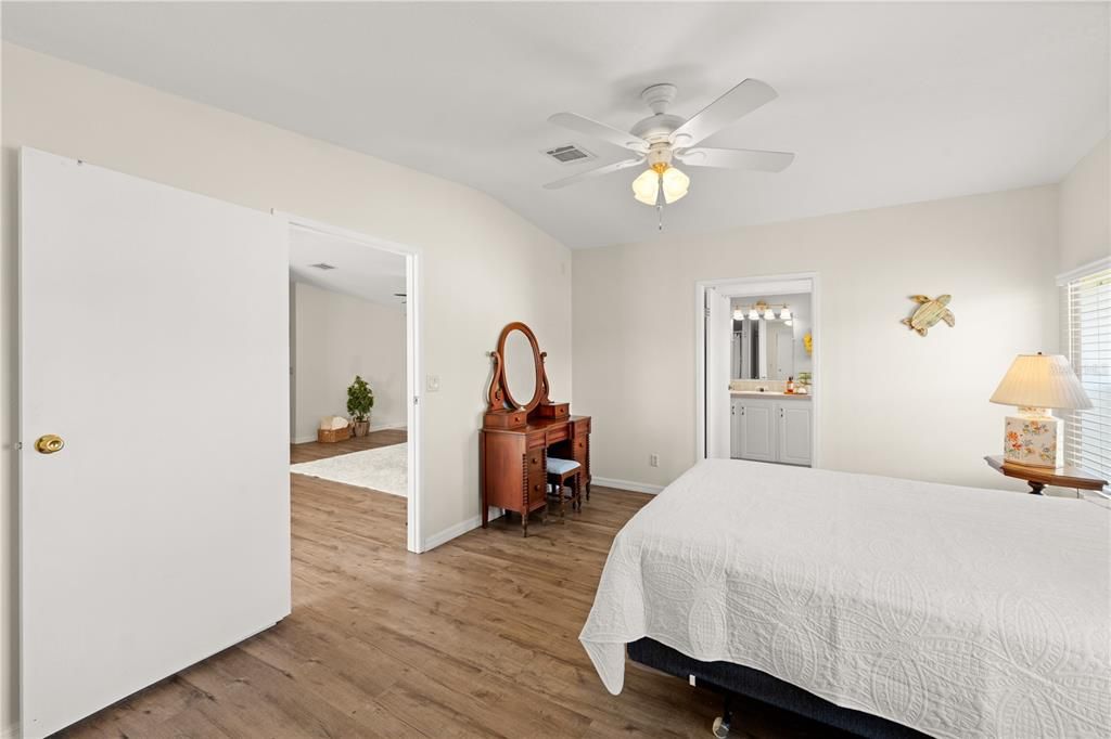 待售: $298,000 (2 贝兹, 2 浴室, 2223 平方英尺)