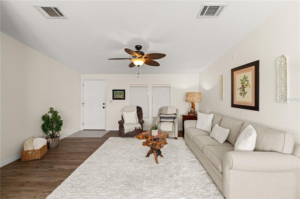 待售: $298,000 (2 贝兹, 2 浴室, 2223 平方英尺)