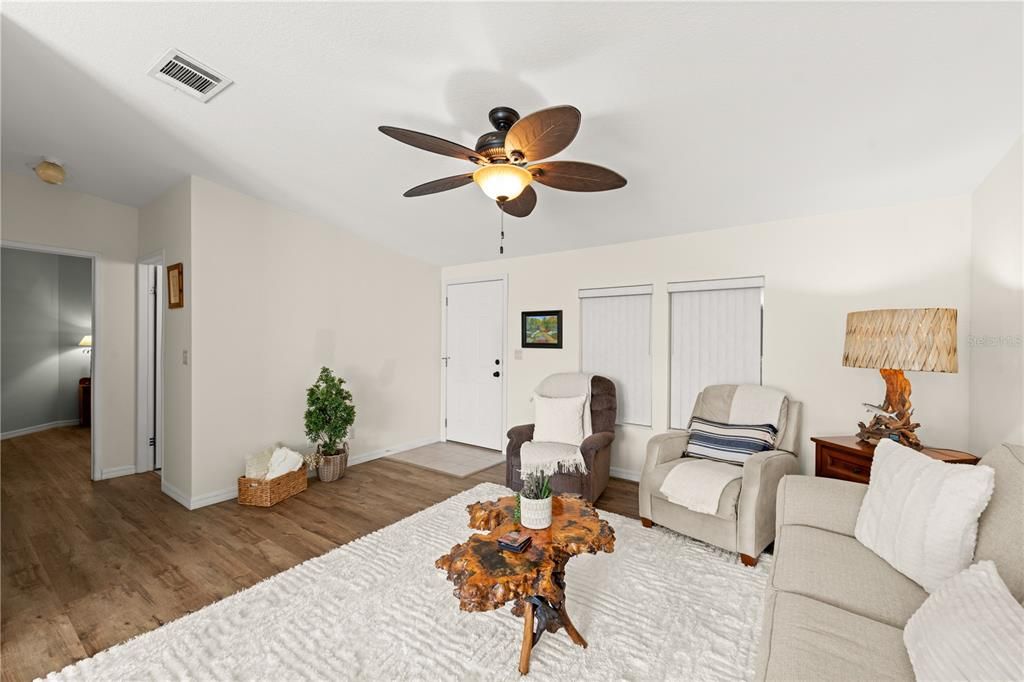 待售: $298,000 (2 贝兹, 2 浴室, 2223 平方英尺)