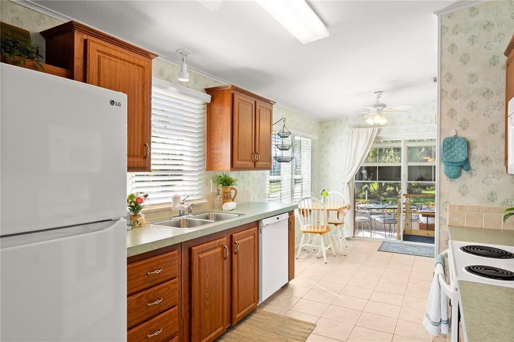 待售: $298,000 (2 贝兹, 2 浴室, 2223 平方英尺)