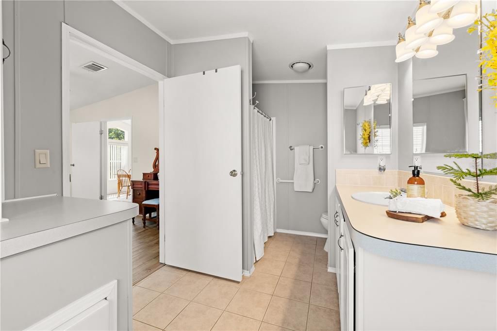 待售: $298,000 (2 贝兹, 2 浴室, 2223 平方英尺)