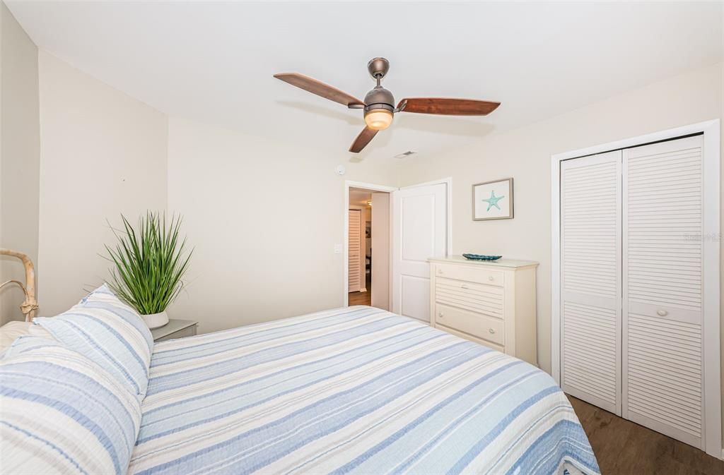 合同活跃: $359,000 (2 贝兹, 2 浴室, 1070 平方英尺)