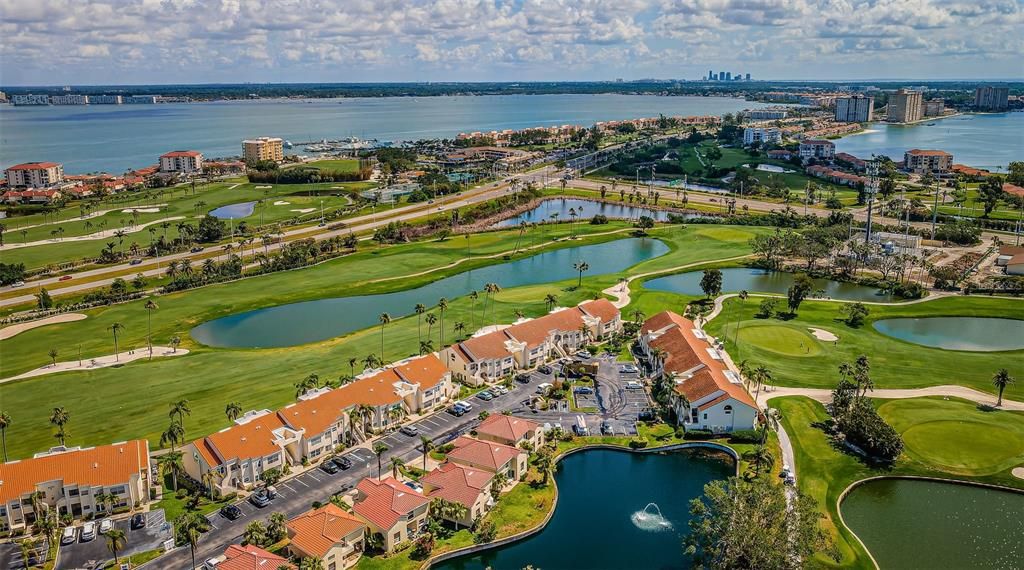 合同活跃: $359,000 (2 贝兹, 2 浴室, 1070 平方英尺)