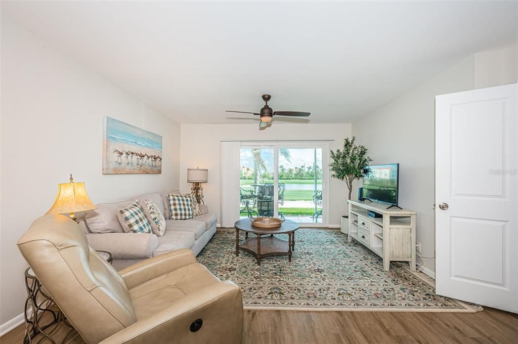 合同活跃: $359,000 (2 贝兹, 2 浴室, 1070 平方英尺)