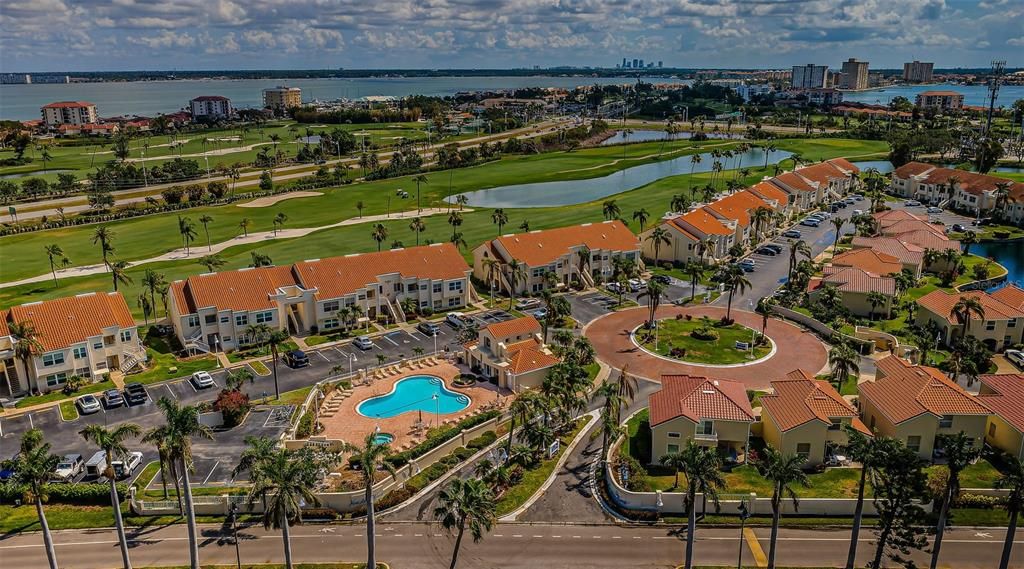 合同活跃: $359,000 (2 贝兹, 2 浴室, 1070 平方英尺)