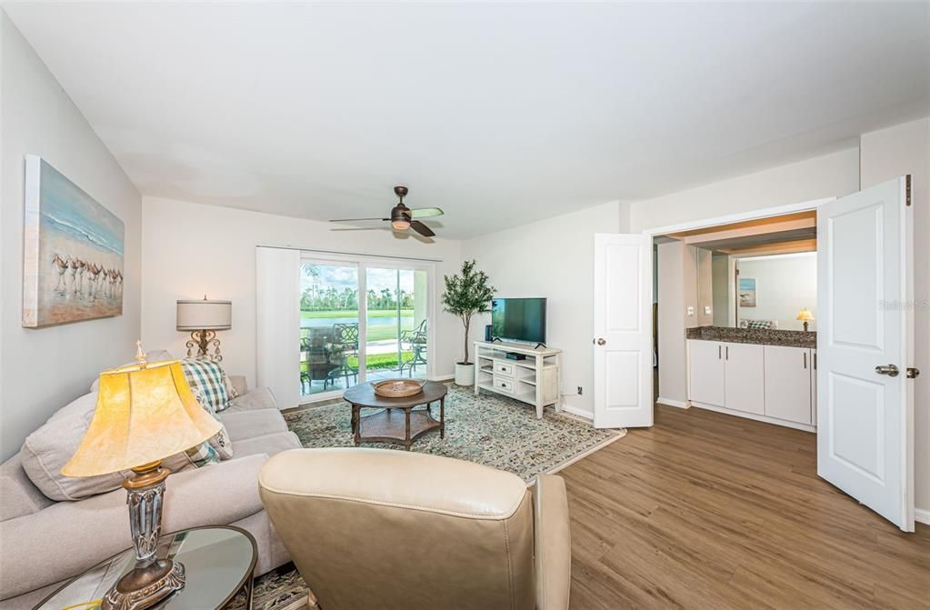 合同活跃: $359,000 (2 贝兹, 2 浴室, 1070 平方英尺)