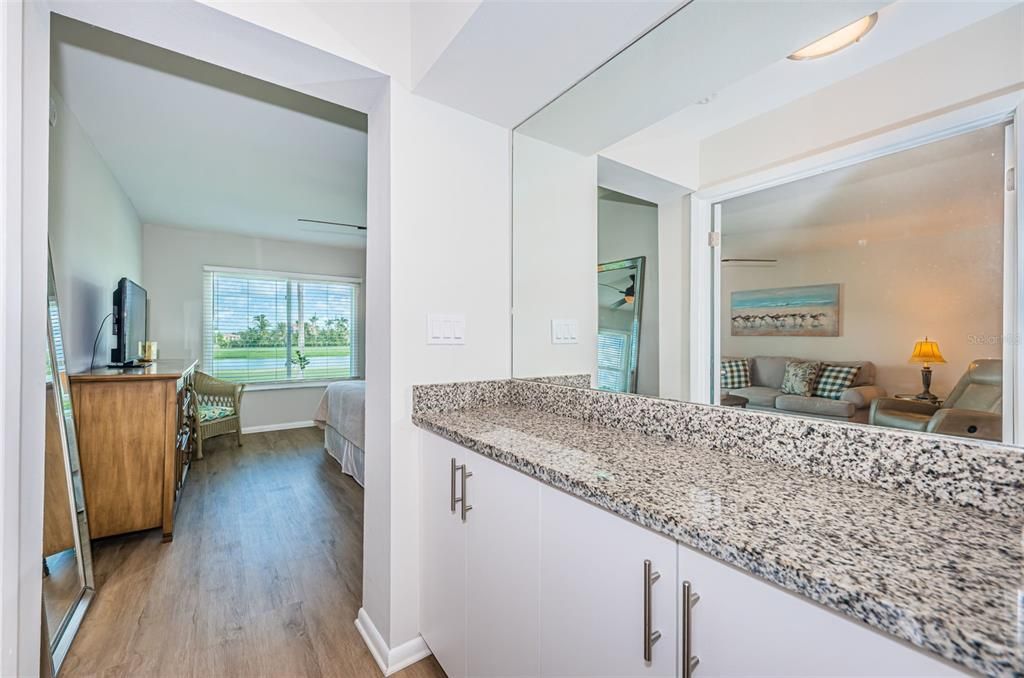 合同活跃: $359,000 (2 贝兹, 2 浴室, 1070 平方英尺)