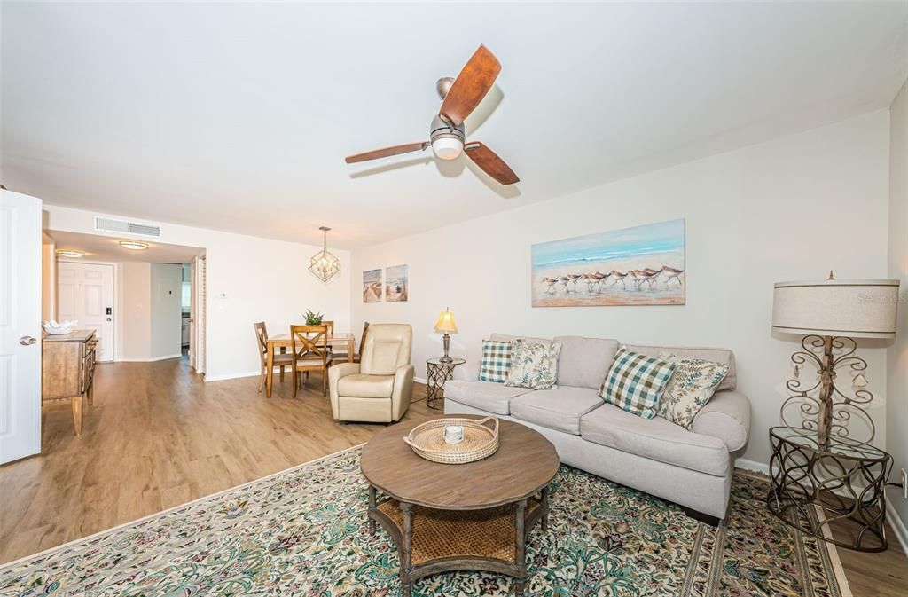 合同活跃: $359,000 (2 贝兹, 2 浴室, 1070 平方英尺)