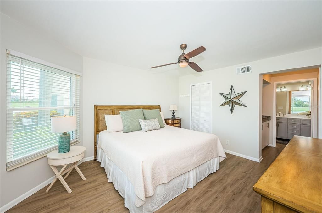 合同活跃: $359,000 (2 贝兹, 2 浴室, 1070 平方英尺)