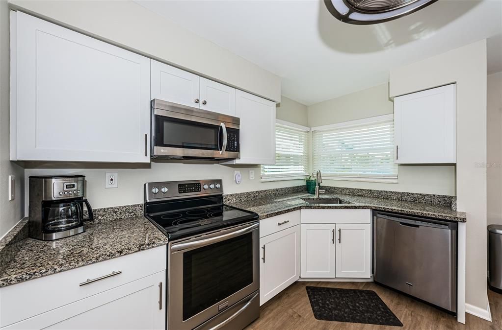 合同活跃: $359,000 (2 贝兹, 2 浴室, 1070 平方英尺)