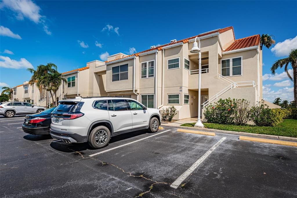 合同活跃: $359,000 (2 贝兹, 2 浴室, 1070 平方英尺)