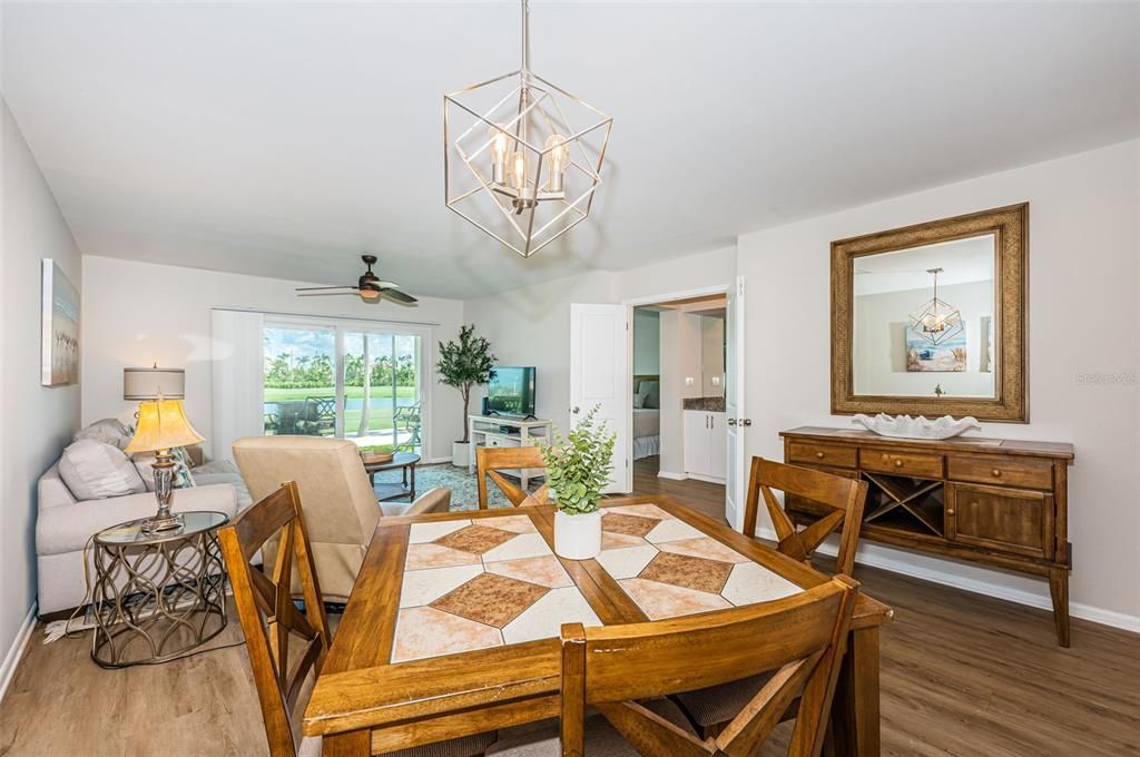 合同活跃: $359,000 (2 贝兹, 2 浴室, 1070 平方英尺)