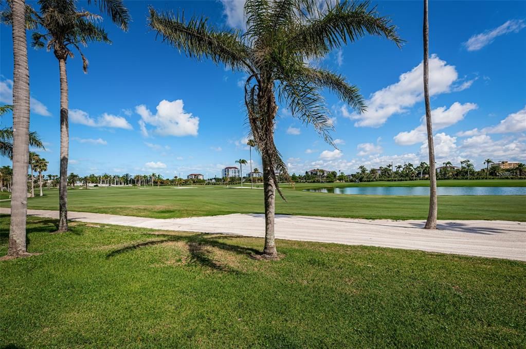 合同活跃: $359,000 (2 贝兹, 2 浴室, 1070 平方英尺)