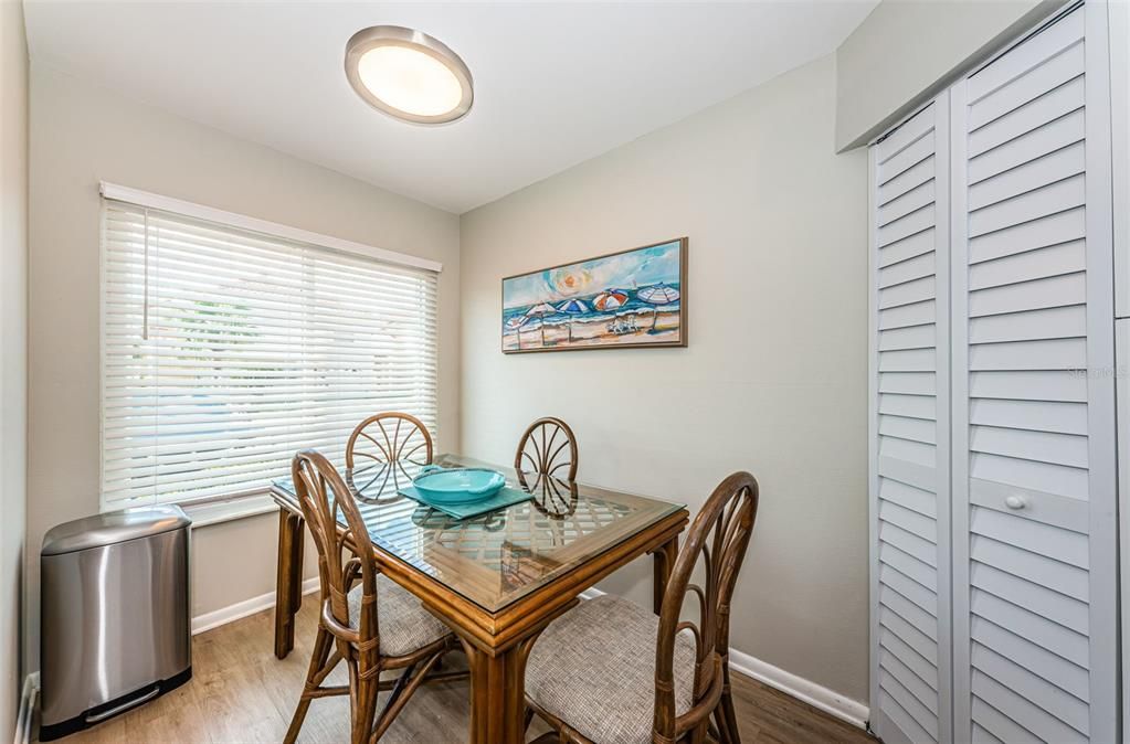 合同活跃: $359,000 (2 贝兹, 2 浴室, 1070 平方英尺)